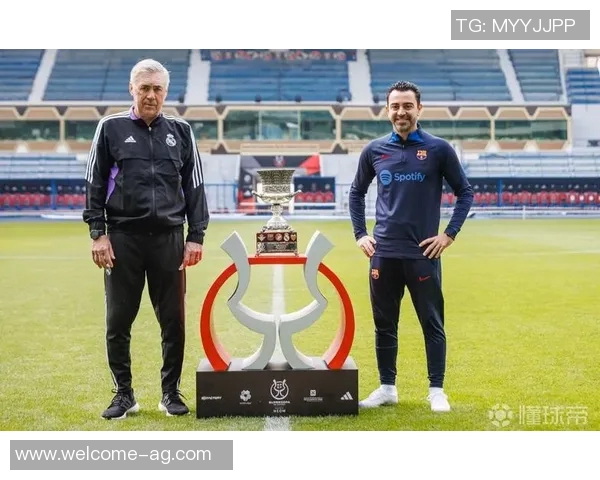 弗里克手握加维球衣与西超杯奖杯合影球员现场观战决赛引关注